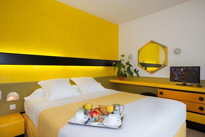 Room 10 of 34