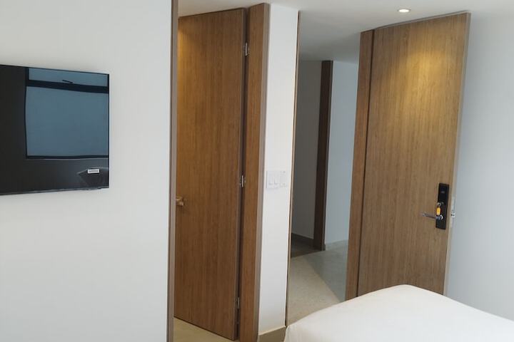 Room 11 of 32