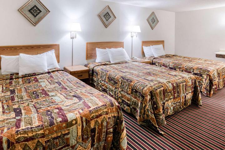 1 King Bed (4 of 9)