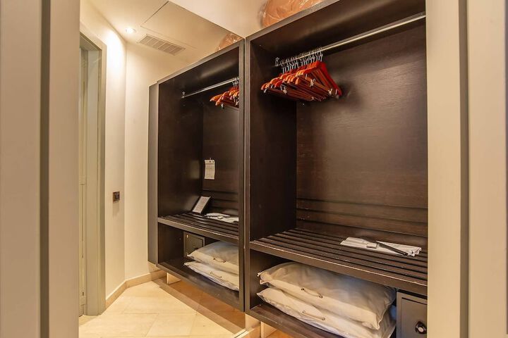 Room 40 of 174