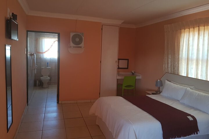Room 5 of 11