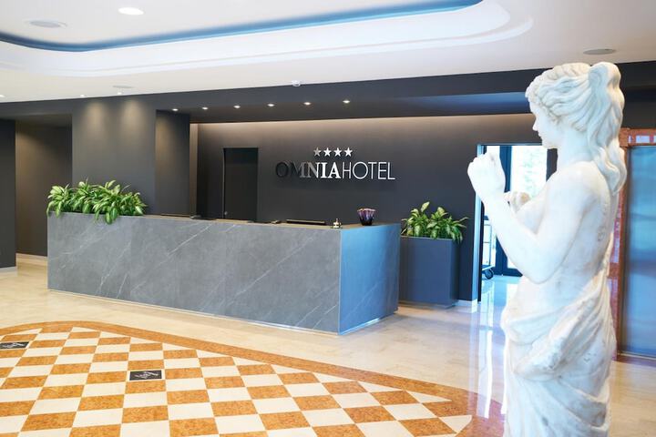 Entrance & Lobby
