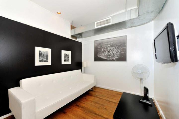 Times Square 3bdrs 1bath Modern 8309