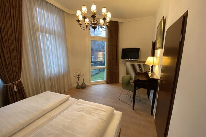 Room 9 of 18