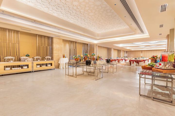 Ballroom/Hall 21 of 32
