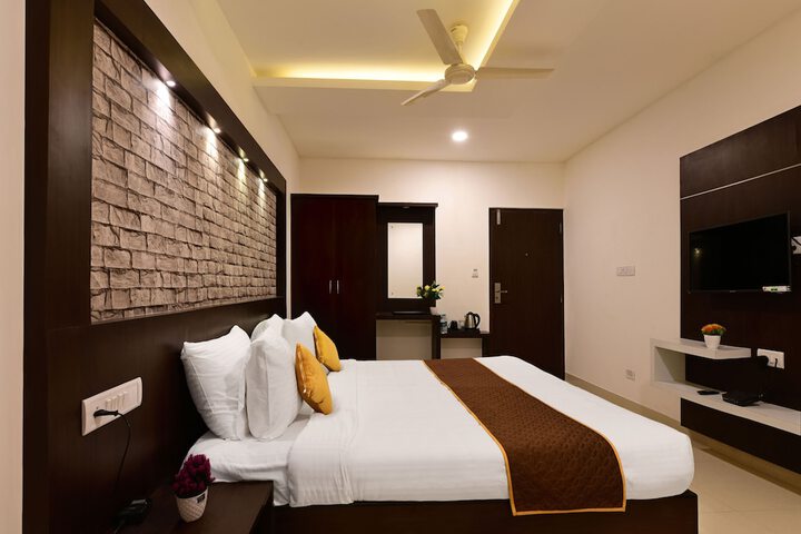 Room 6 of 16