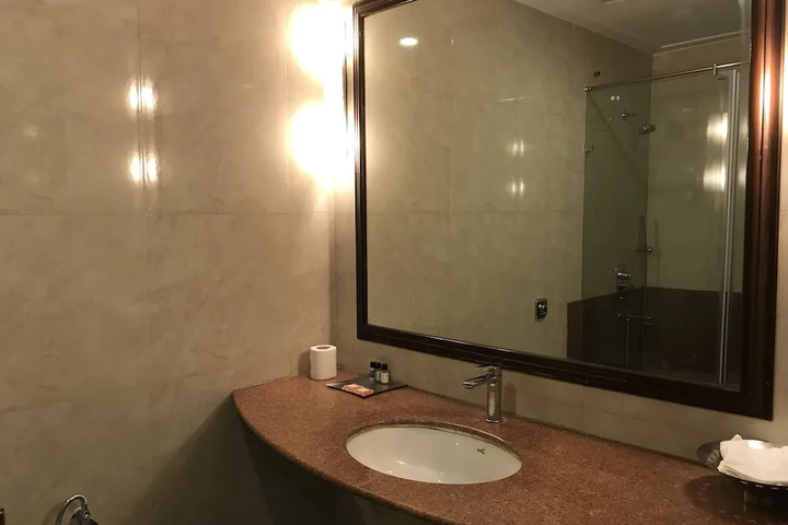 Room 8 of 18