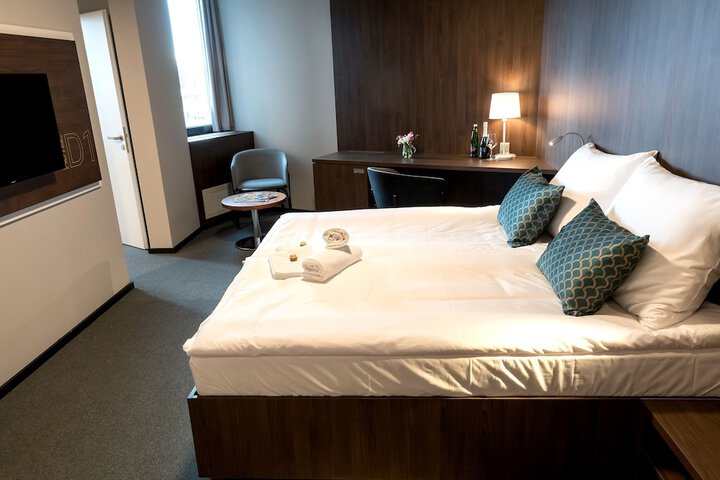 Room 2 of 61