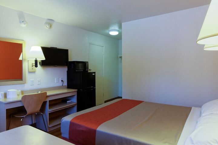 1 Queen Bed Micfridge (3 of 13)