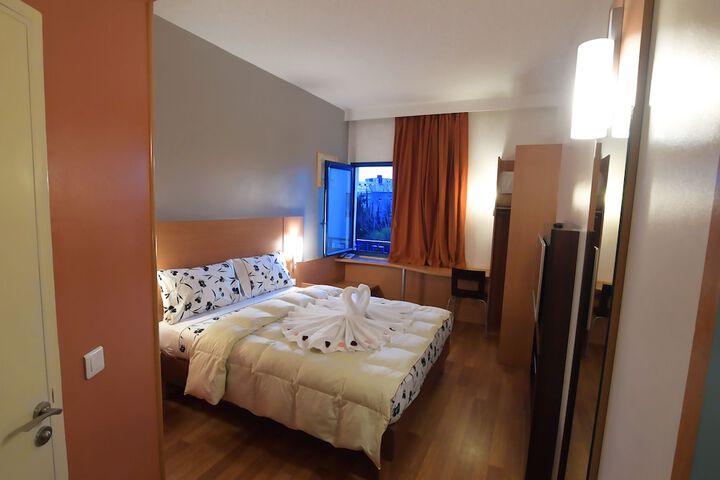 Room 3 of 25