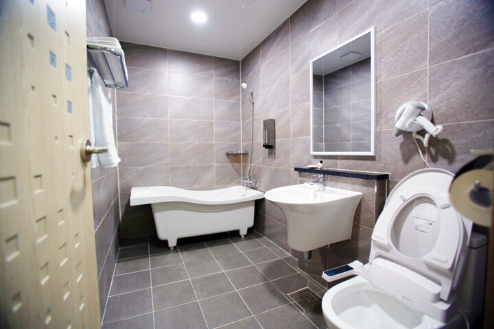 Room 16 of 34
