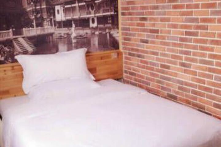 Room 6 of 8
