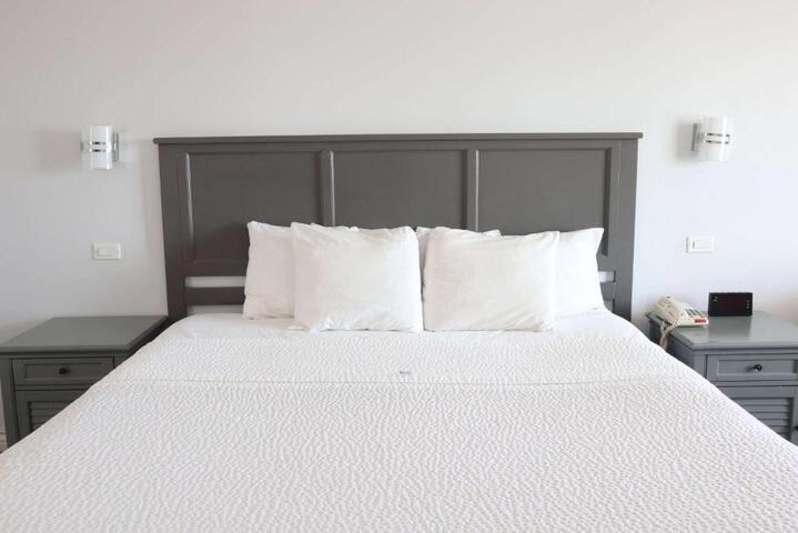 1 King Bed (15 of 19)