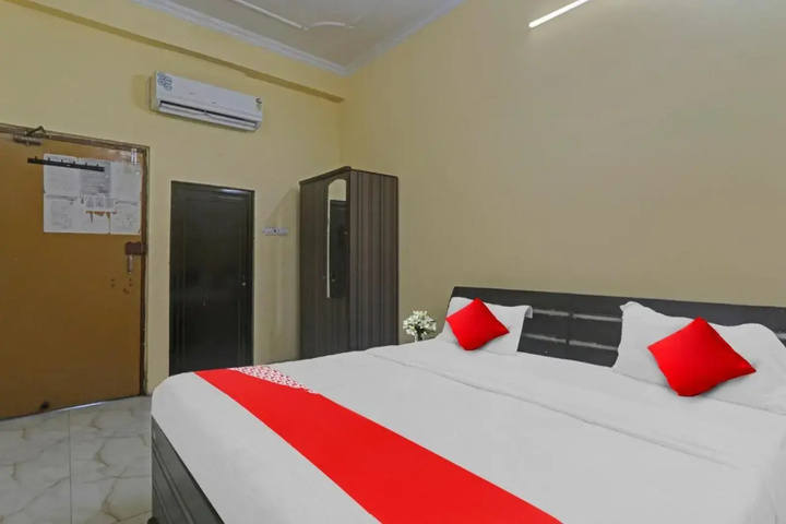 Room 6 of 12