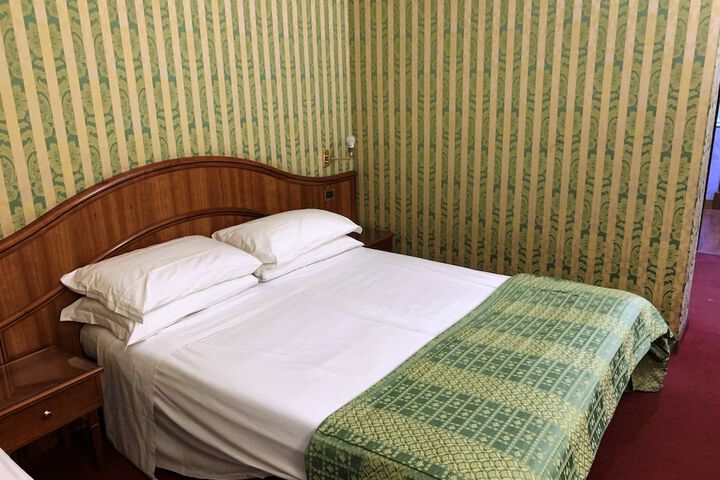 Room 6 of 19