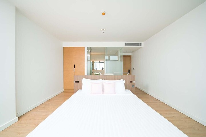 Room 28 of 74
