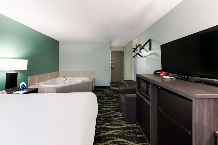 1 Queen Bed (5 of 15)