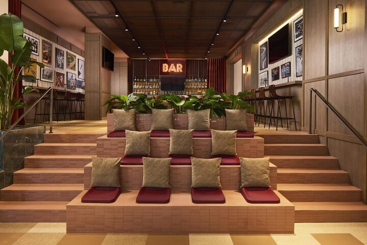 Lounge 49 of 64