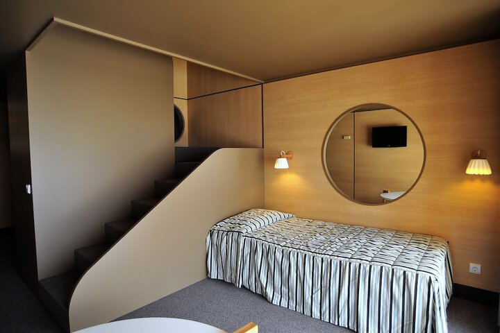 Room 18 of 100