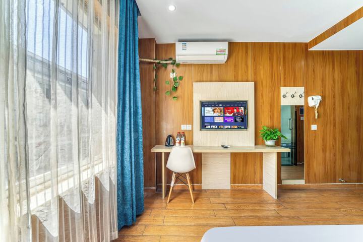 Room 4 of 10