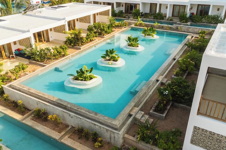 Pool 33 of 44