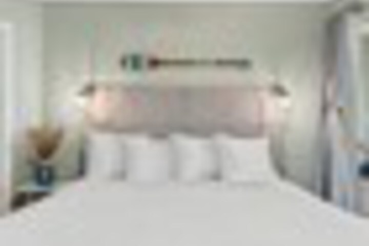 Room 8 of 156