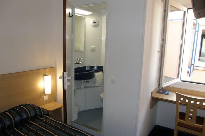 Room 13 of 25