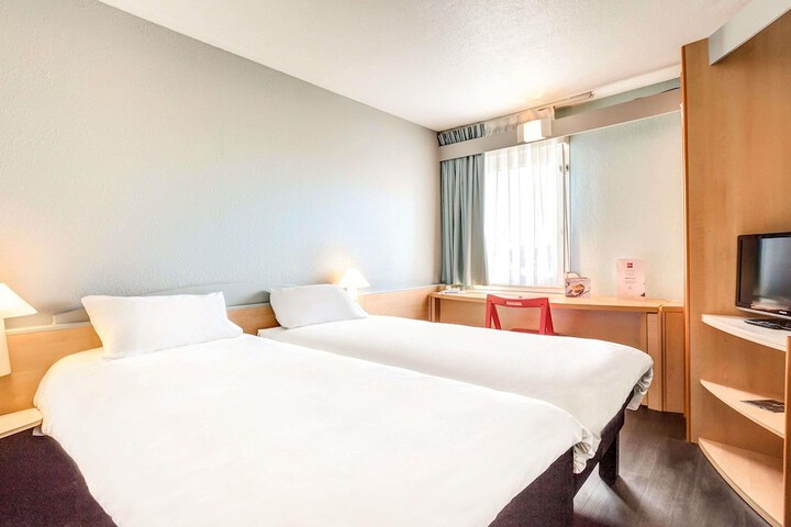 Room 27 of 47