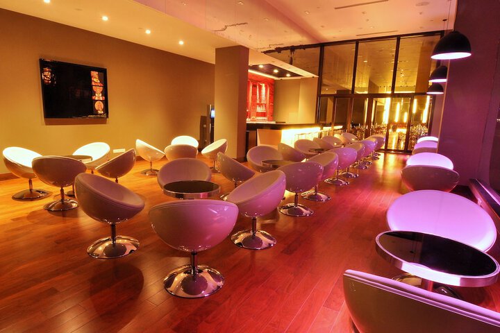 Lounge 27 of 33
