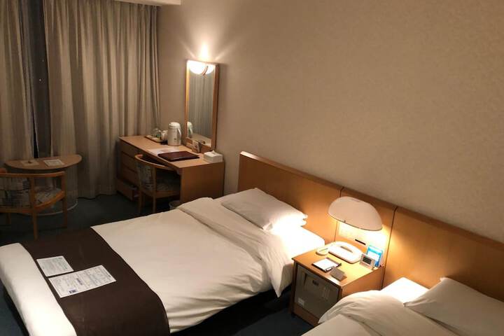 Room 28 of 104