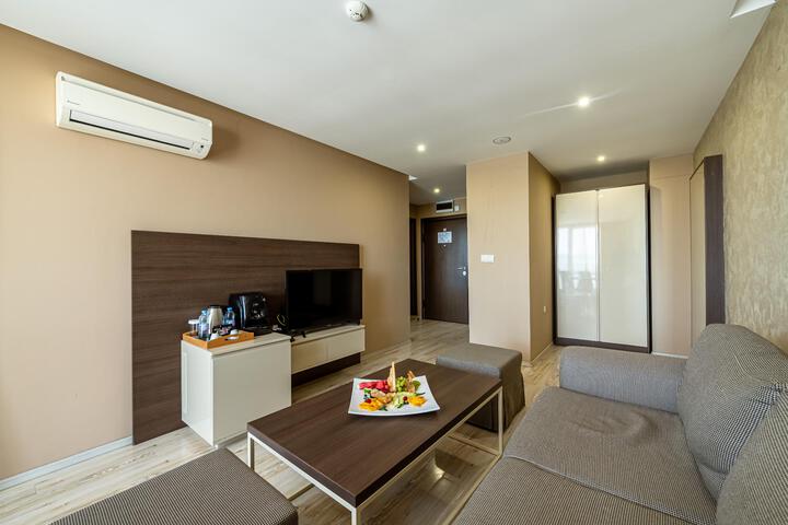 Room 70 of 76