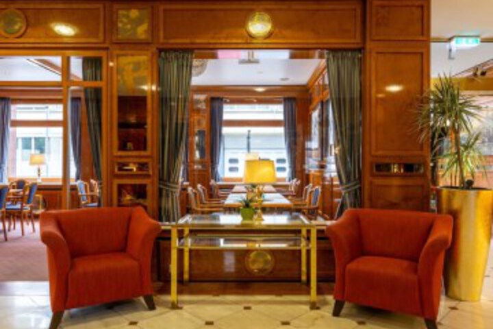 Lounge 29 of 32
