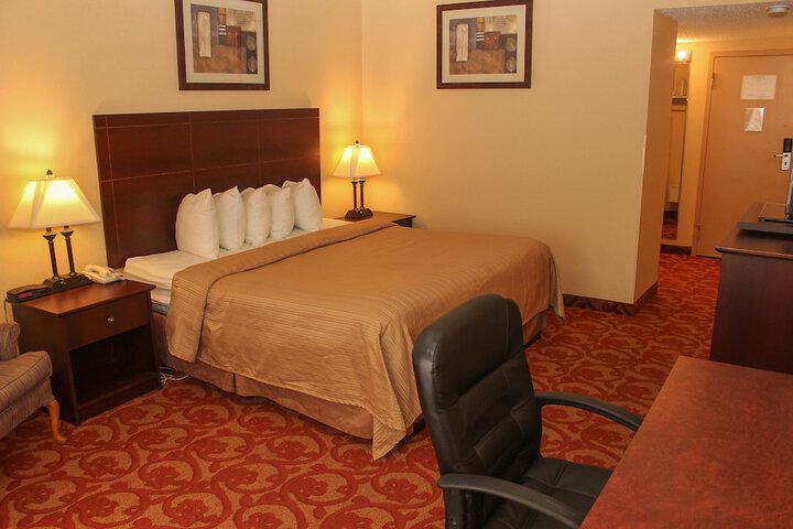 1 King Bed (2 of 13)