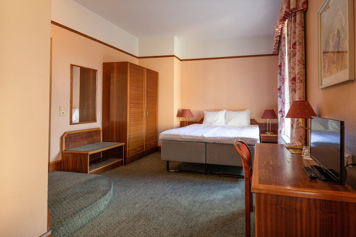 Room 6 of 24