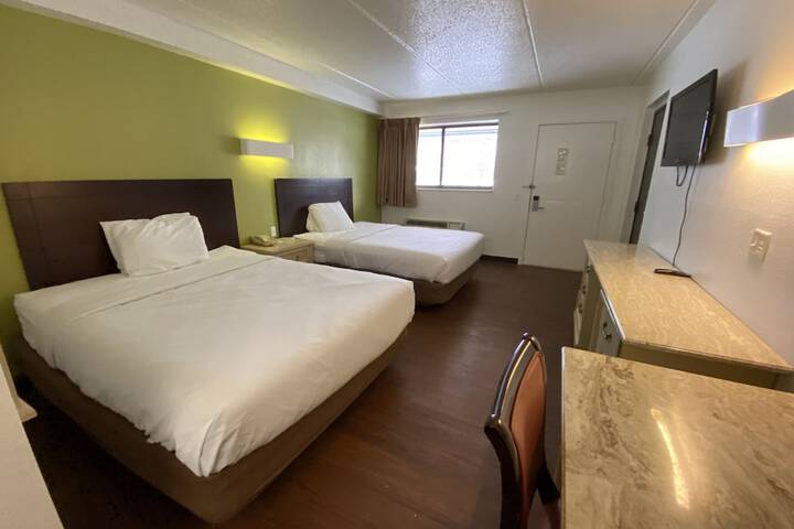 1 Queen Bed (3 of 9)