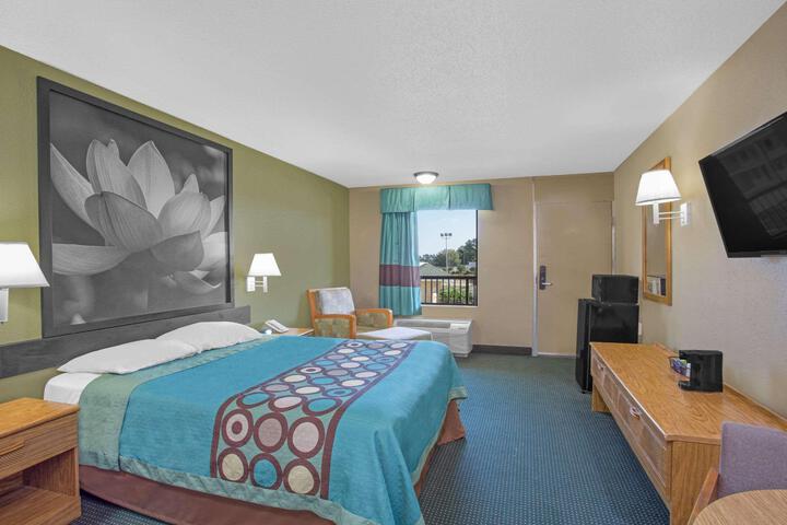 1 Queen Bed (2 of 4)