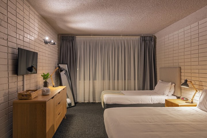 Room 5 of 16