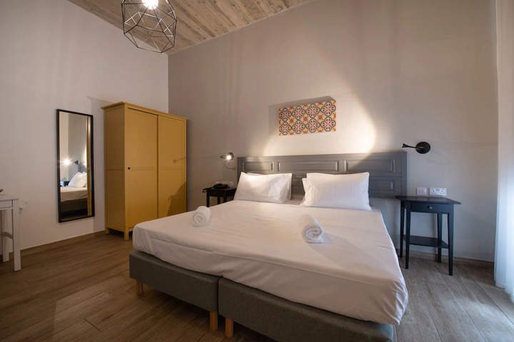 Room 5 of 8