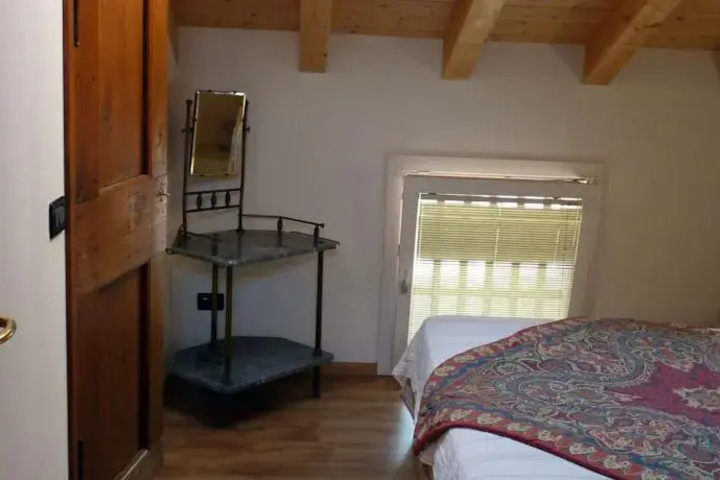 Room 2 of 10