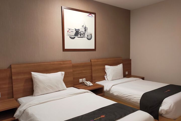 Room 8 of 13