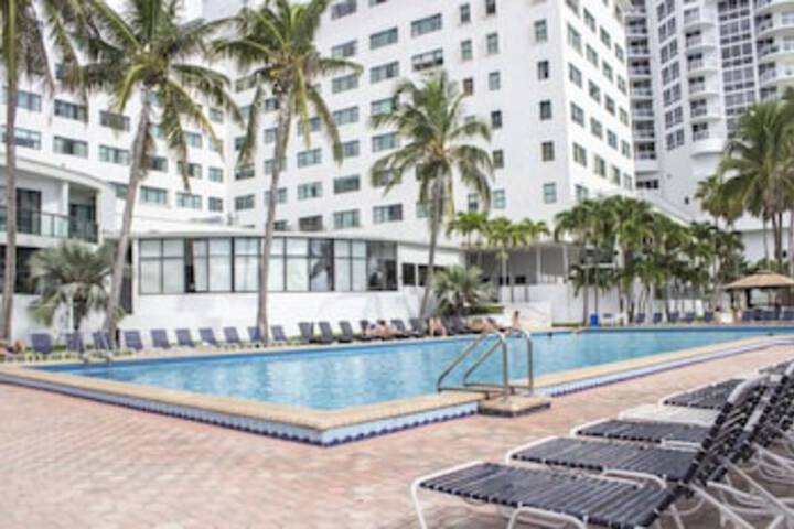 Renovated Ocean view Studio Sleeps 4 on the beach in Miami Beach, FL