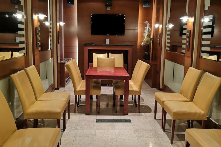 Lounge 42 of 62