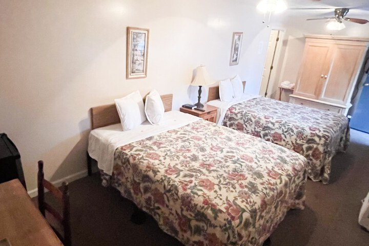 Basic Room 1 Queen (3 of 3)