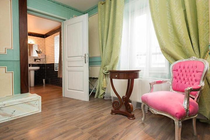 Hotel Suite Photo