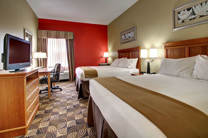 2 Queen Beds (2 of 10)