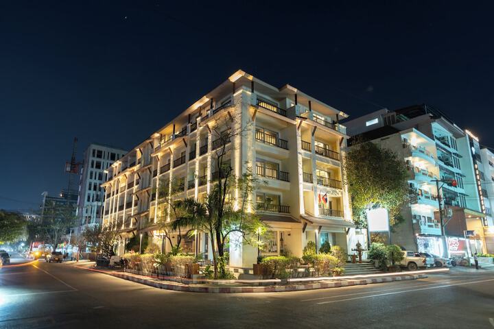 Hotel Exterior 47 of 48