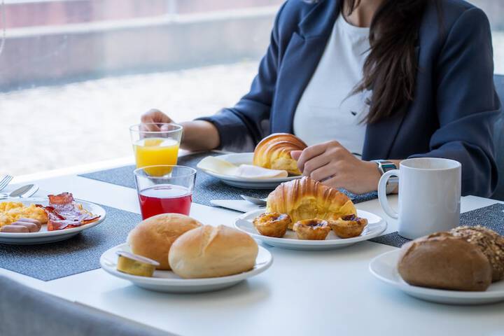 Breakfast/Coffee Service 28 of 44