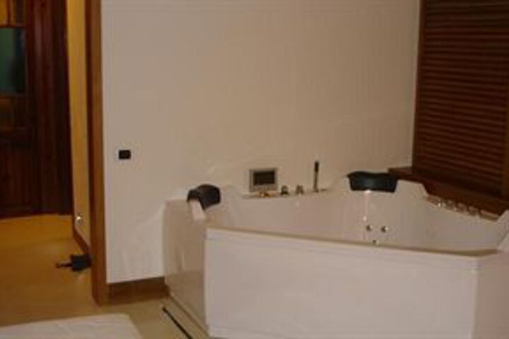 Room 4 of 17