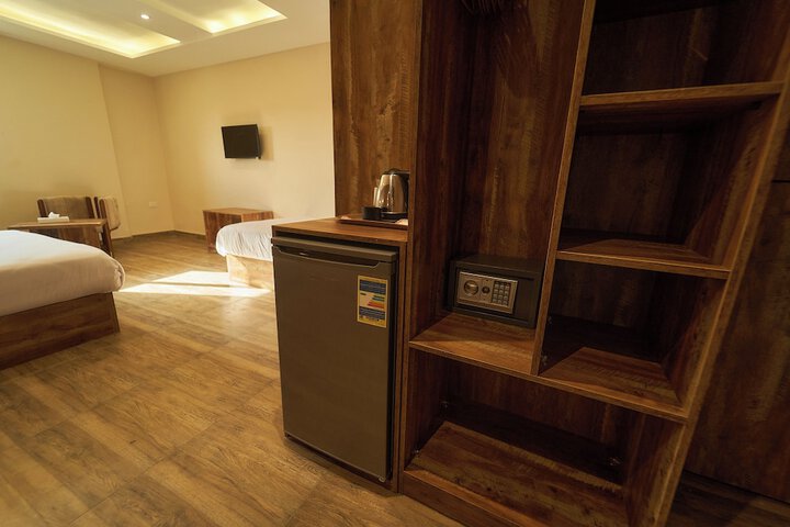 Lounge 32 of 60