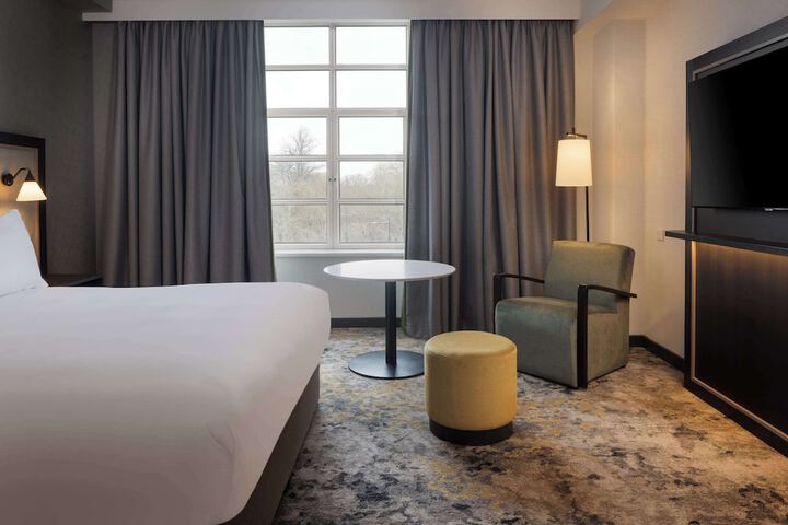 Room 43 of 192